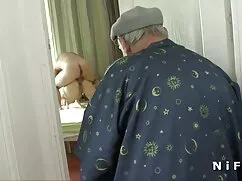 mẹ và con vú to tròn trai